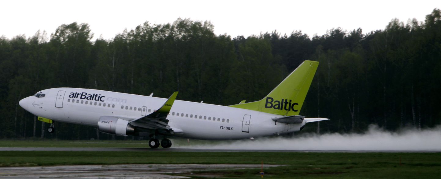 Самолет авиакомпании airBaltic.