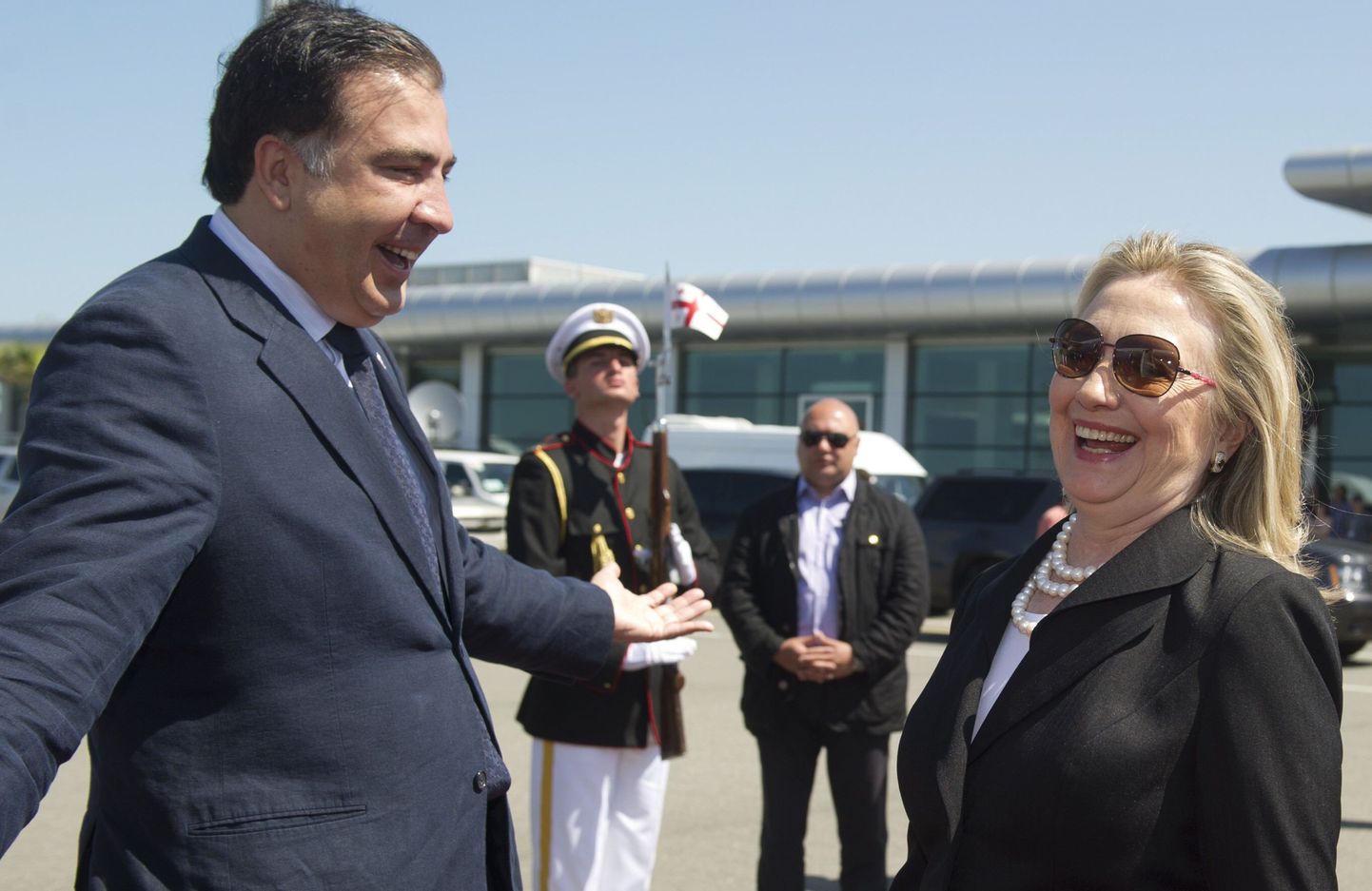 Gruusia president Mihheil Saakašvili eile Bathumi lennuväljal USA välisministri Hillary Clintoniga.