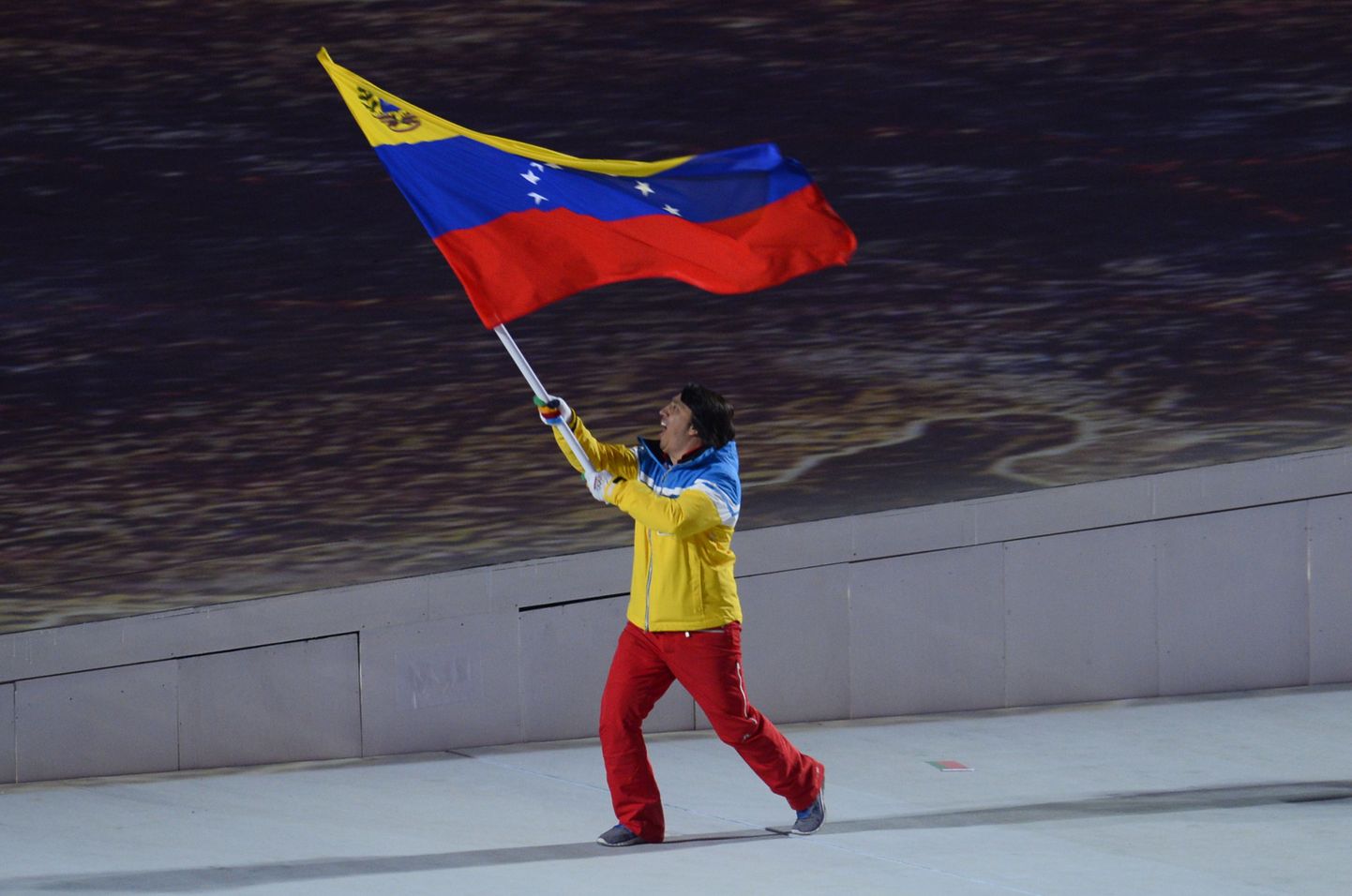 Venetsueela mäesuusataja Antonio Pardo kandmas Sotši olümpia avatseremoonial kodumaa lippu.