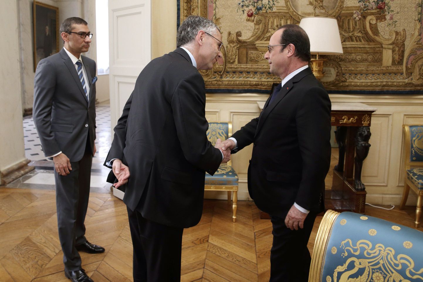 Alcatel-Lucenti ja Nokia tegevjuhid Michel Combes (keskel) ja Rajeev Suri (vasakul) Prantsuse presidendile Francois Hollande'le tehingut tutvustamas.