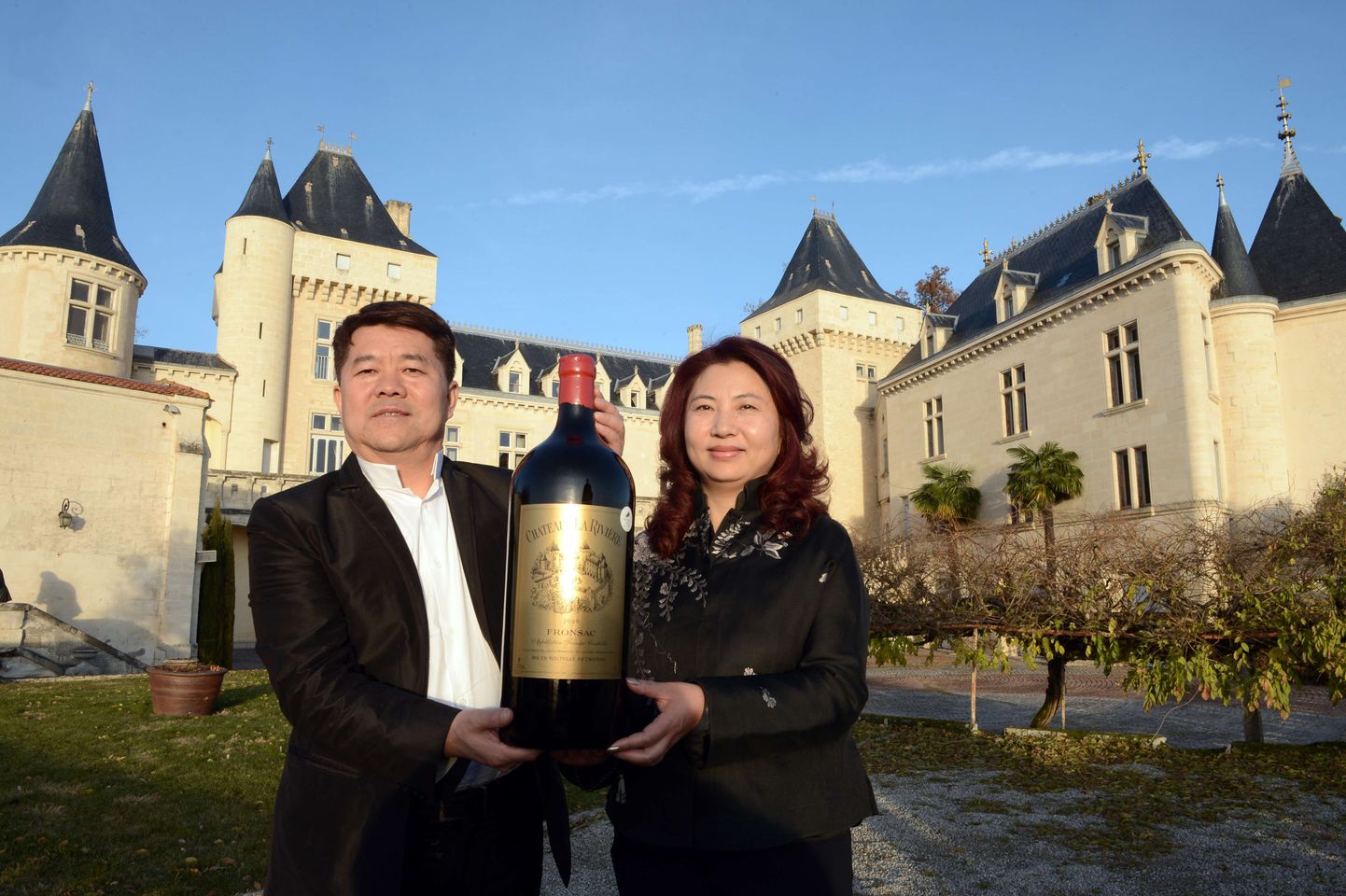 Hiina miljardär Lam Kok (vasakul)poseeris vähem kui tund enne õnnetust abikaasaga ostu tähistades La Riviere lossi ees.