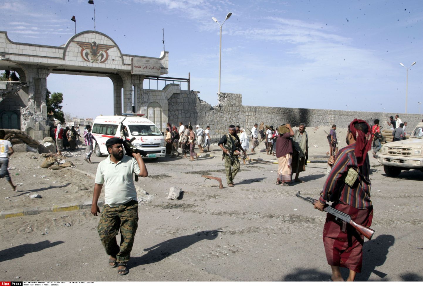 Hadi pooldajatest hõimusõdalased patrullivad Adenis.
