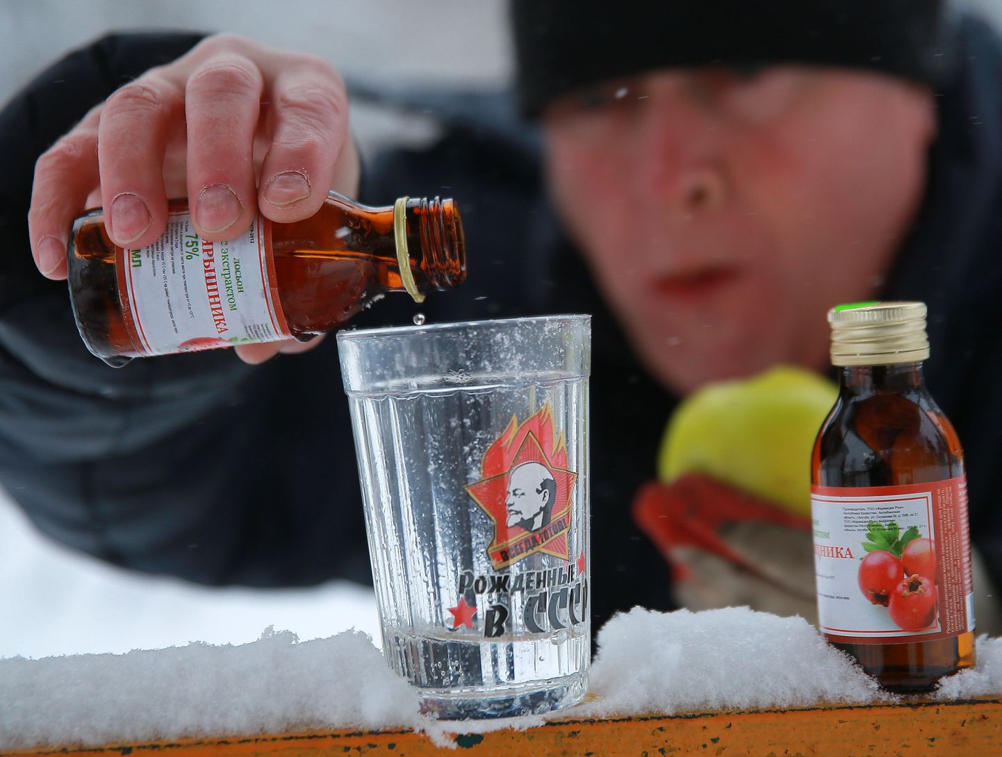 Владимир Путин поручил снизить акцизы на алкоголь, чтобы россияне не травились «Боярышником».