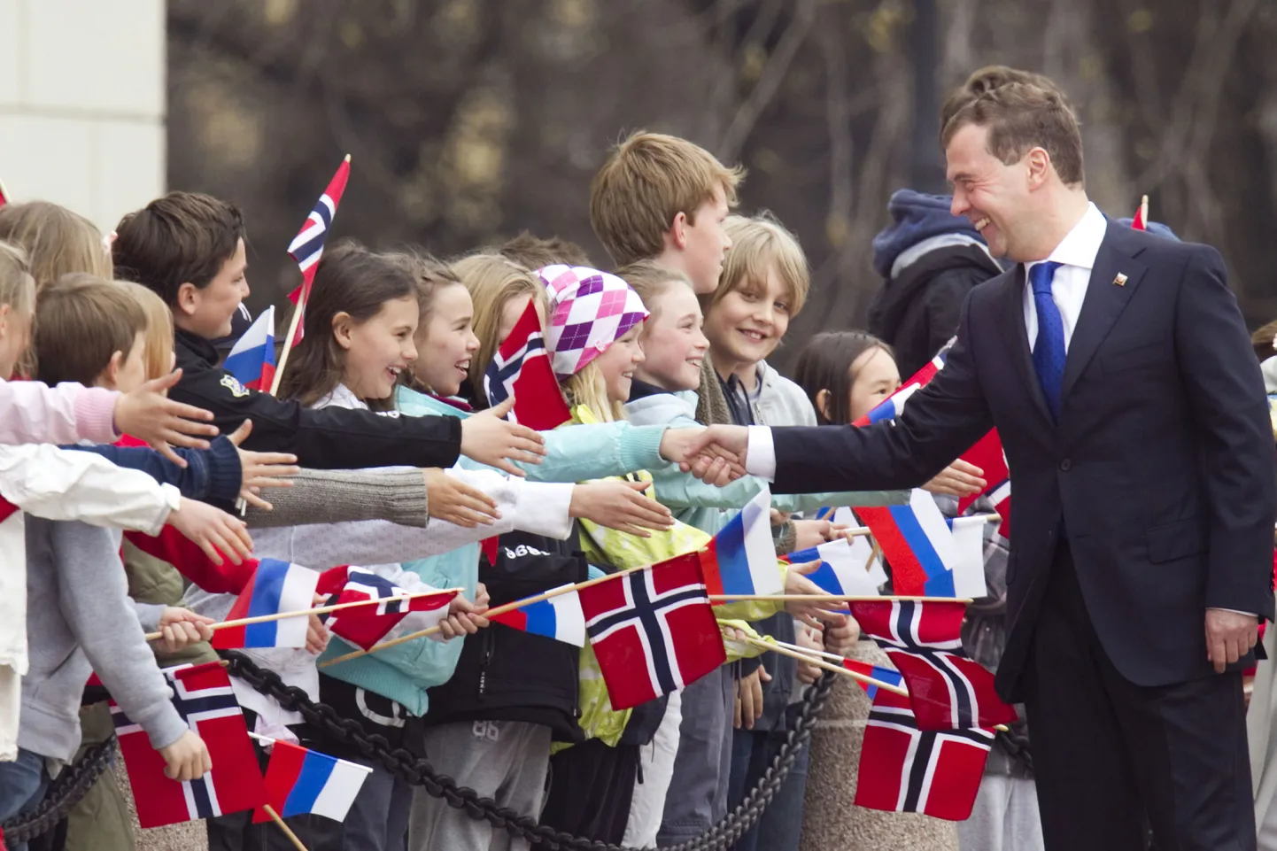 Dmitri Medvedev tervitab Norra lapsi 26. aprillil Oslos.