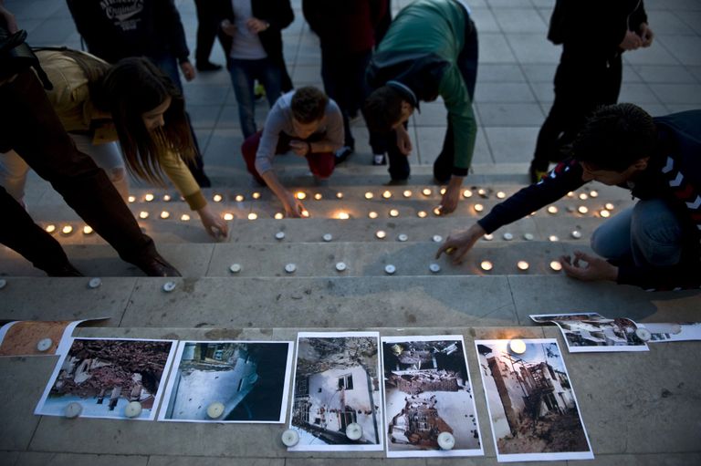 Kumanovo albaanlased süütavad küünlaid tulevahetuses hukkunute mälestuseks. Foto: AFP/Scanpix