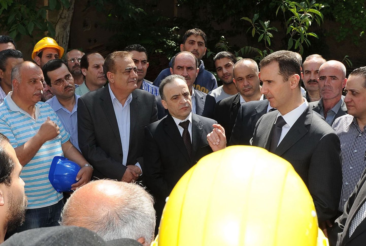 Süüria president Bashar al-Assad (paremalt teine) külastas maipühade puhul elektrijaama.