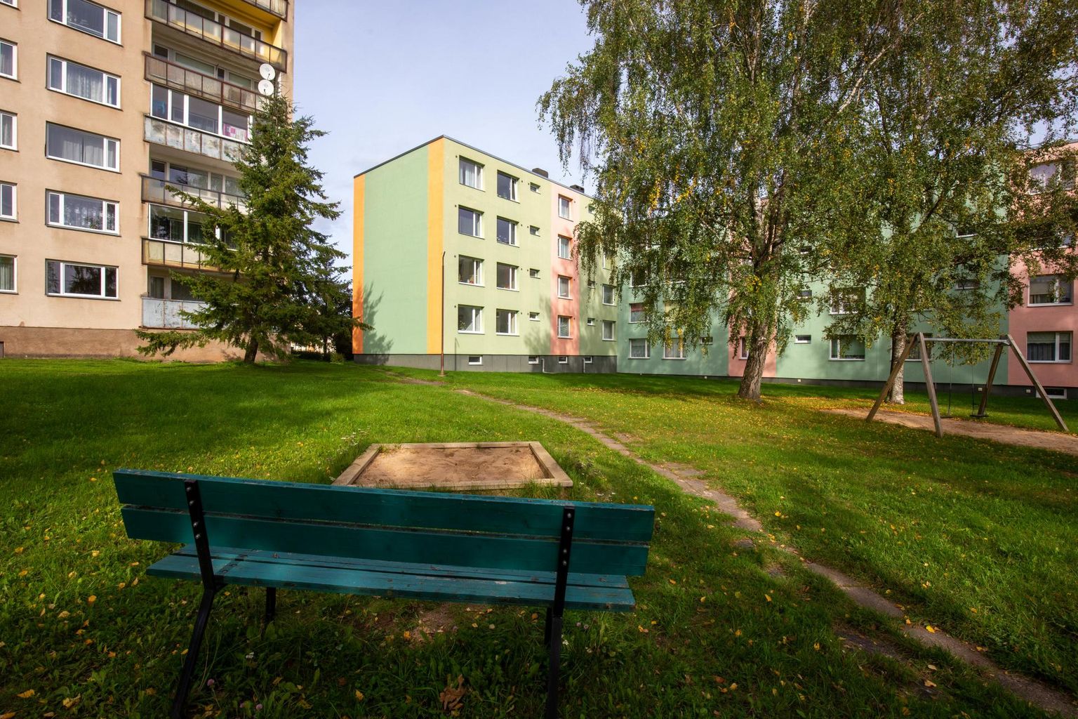 Selles liivakastis mängivate laste vanemad on Facebooki kirjutatud väidete kohaselt märganud korteriaknal end rahuldavat meest.