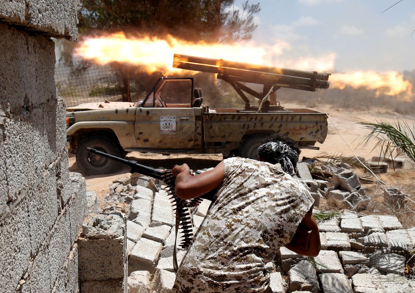 Liibüa valitsusmeelsete vägede annavad tuld ISISe võitlejate suunas Sirte lähedal.