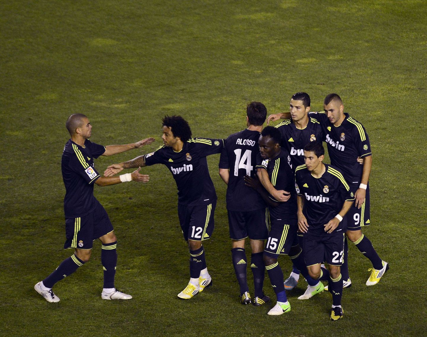 Madridi Reali mängijad rõõmustavad Cristiano Ronaldo värava üle.