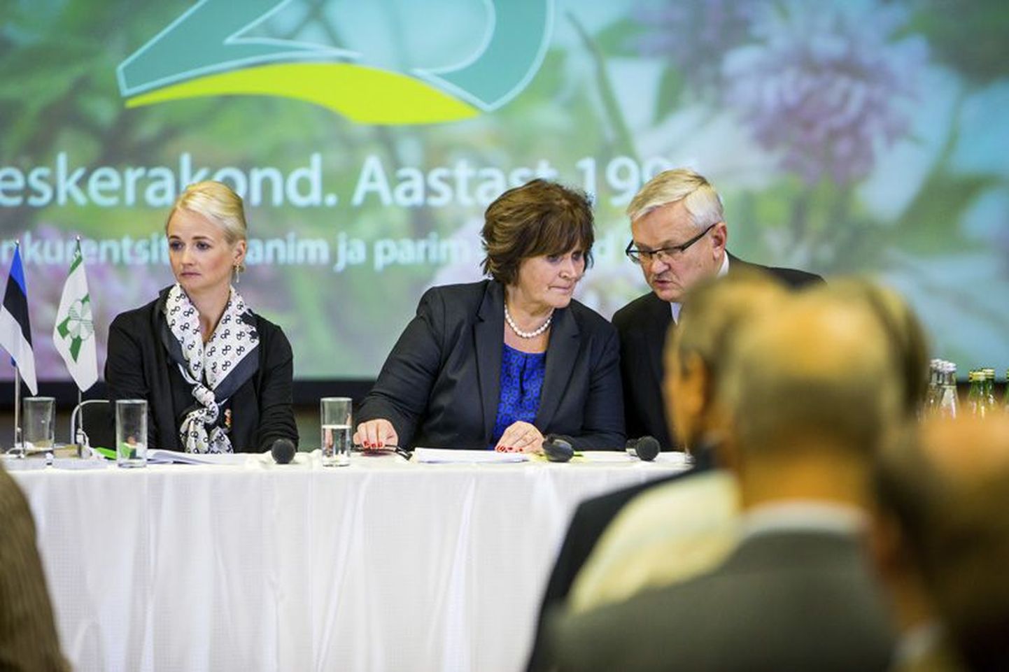 Siret Kotka (vasakul) on tõsine. Kersti Sarapuu on juba keskerakonna volikogu esimeheks valitud ja Kotka teab, et temal ja Tarmo Tammel tuleb volikogu aseesimehe positsioonist loobuda.