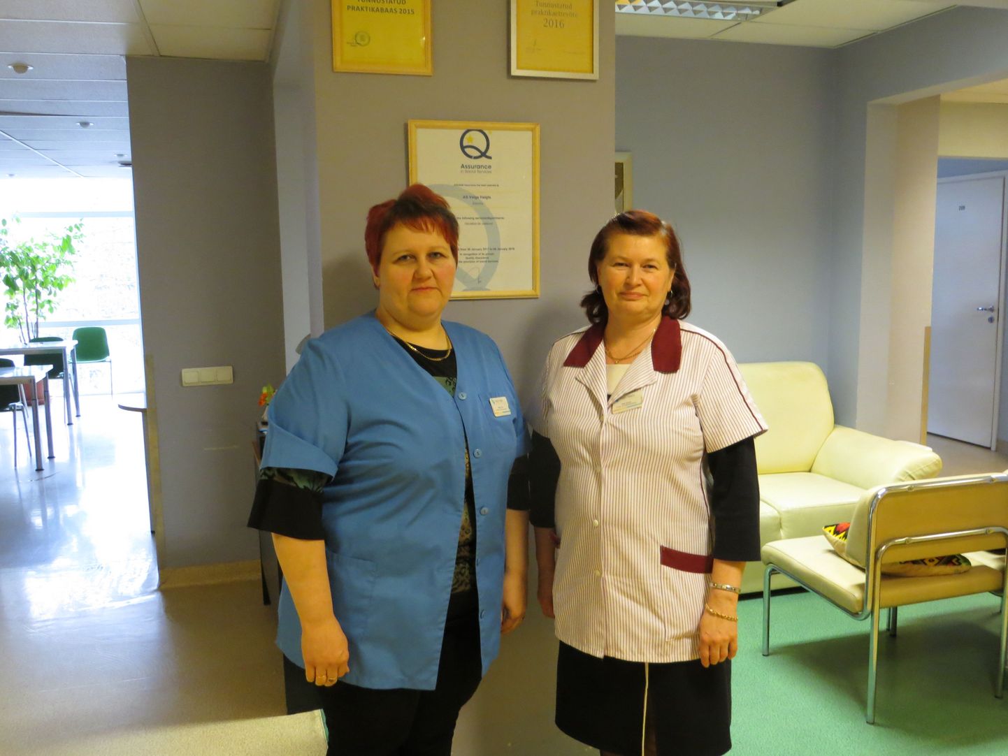 Valga haigla hoolekandeosakonna juhatajal Monika Hornil (vasakul) ning hooldus- ja kvaliteedi­spetsialistil Ruth Karolinil ja kogu nende kollektiivil on põhjust rahul olla, sest sotsiaalvaldkonna rahvusvaheline kvaliteedimärk tõendab osakonna teenuste kõrget kvaliteeti.