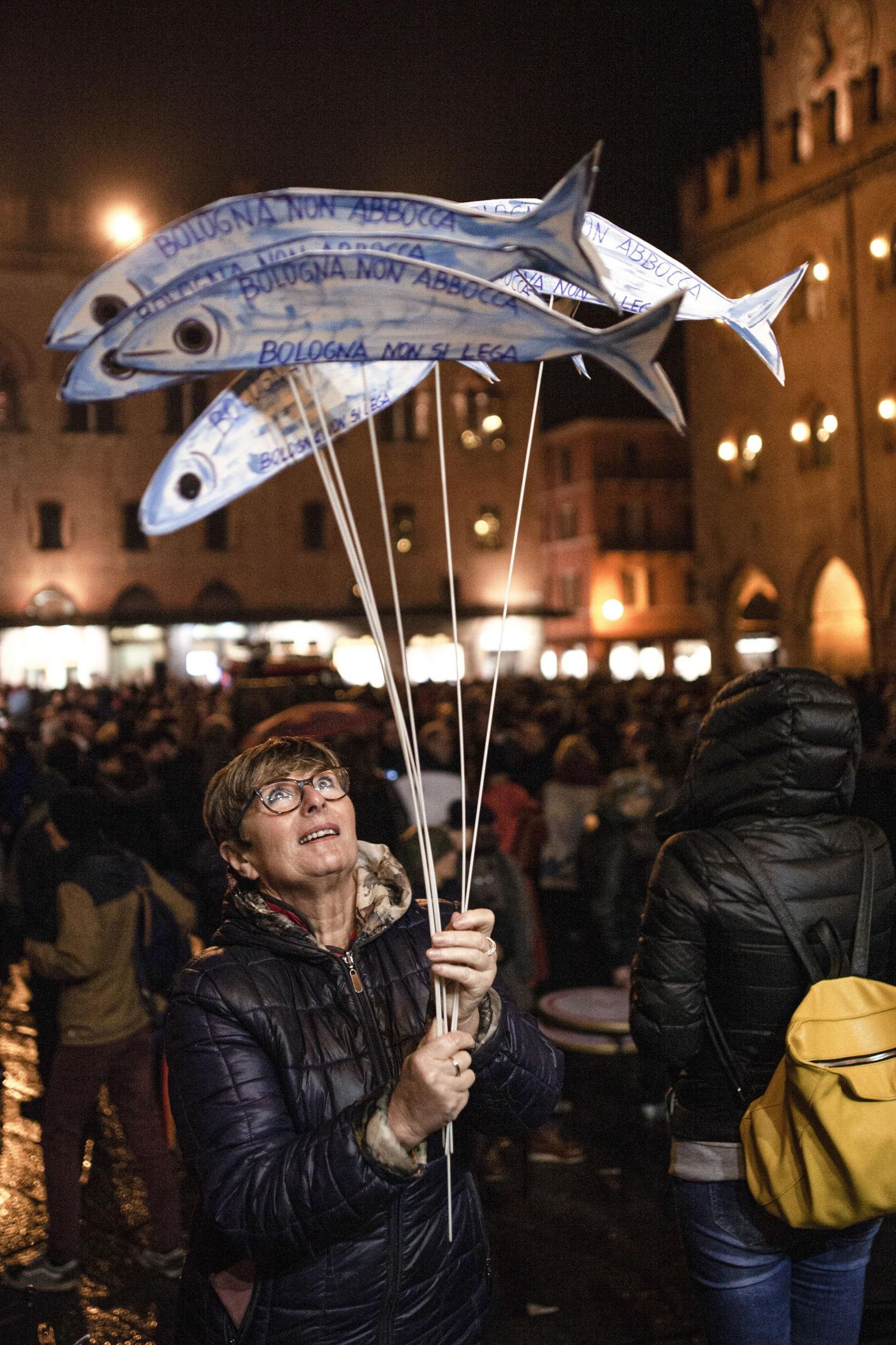Novembri keskel tulid Sardiinid esimest korda välja Bologna keskväljakul. 24 tundi varem sotsiaalmeedias rahvast parempopulismivastasele meeleavaldusele kutsunud noored lootsid, et suudavad välja meelitada kasvõi ühe inimese rohkem kui Liiga esimees Matteo Salvini oma valimiskogunemisel. Tegelikult lõid nad Salvini koosolekut peaaegu kaks korda.