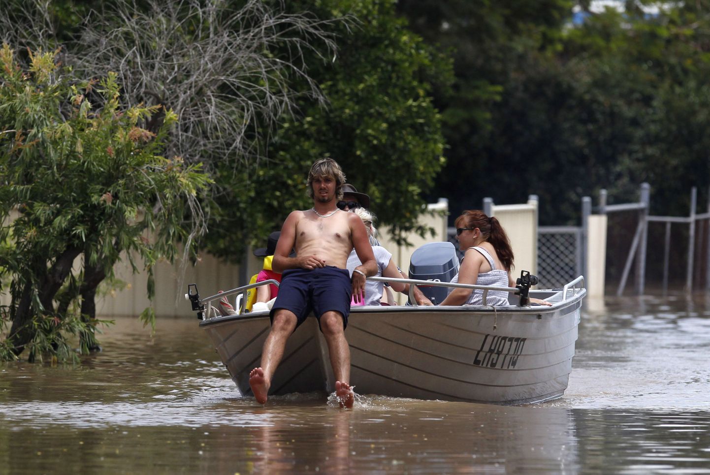 Üleujutatud Rockhamptoni linna elanikud Queenslandis.
