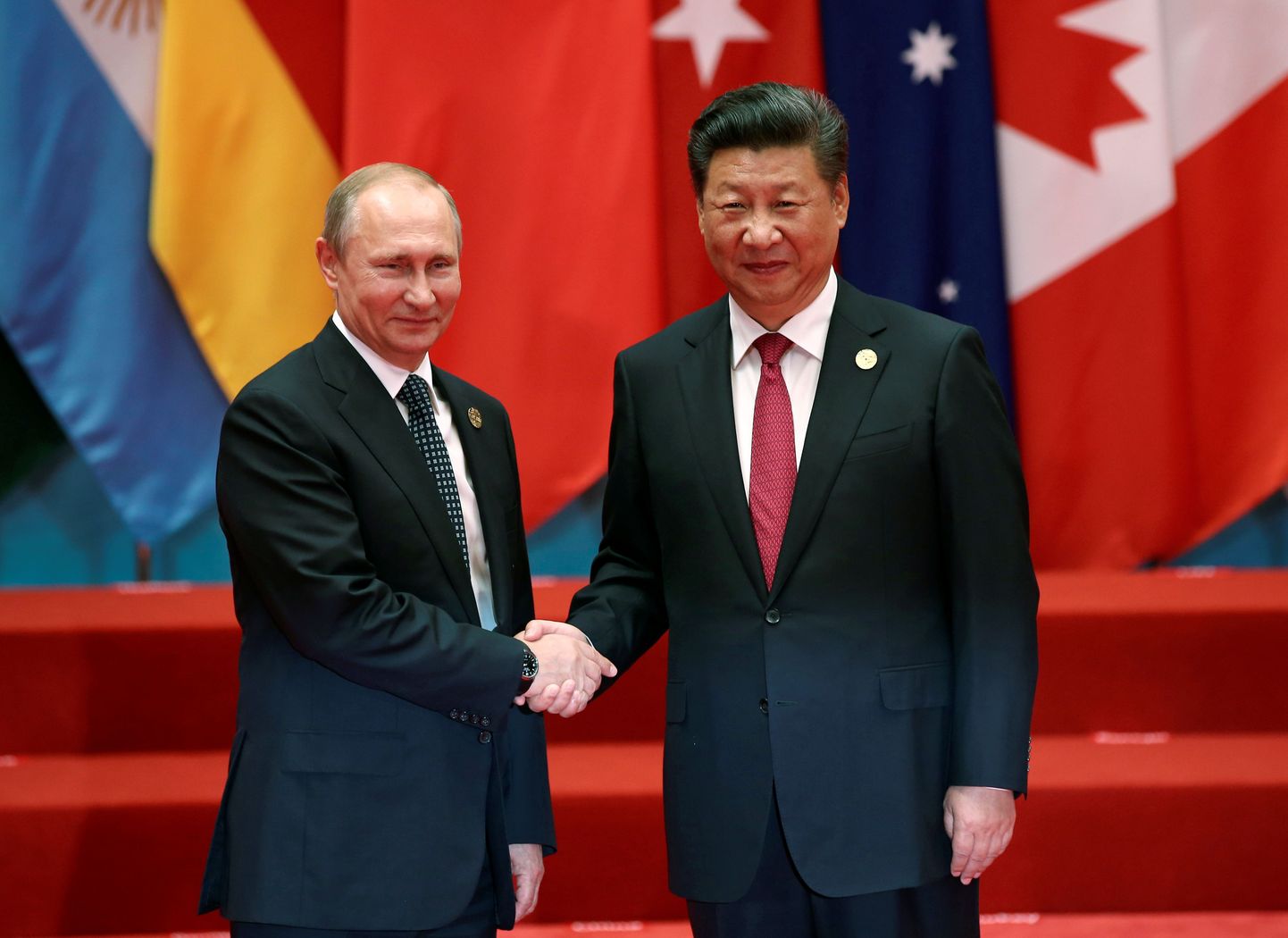 G20 tippkohtumine: Hiina president Xi Jinping surub Vene ametivenna Vladimir Putini kätt.