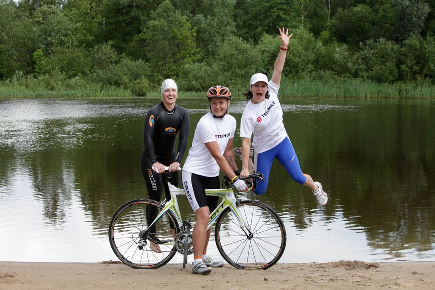 Rõõm pingutusest: Aile Anja (vasakult), Helen Vellau ja Anneli Valge treenivad augusti esimesel nädalavahetusel peetavaks Tristari triatloniks, kus tuleb Pühajärves ujuda 1 km, sõita rattaga 100 km ja joosta 10 km.