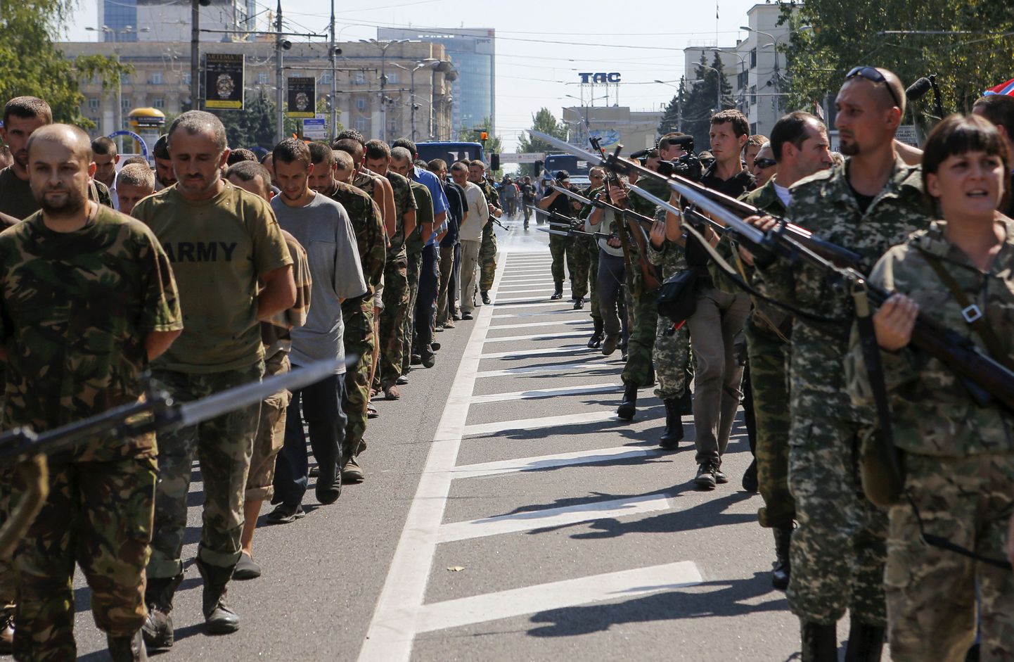 Шествие пленных украинских военных в Донецке.