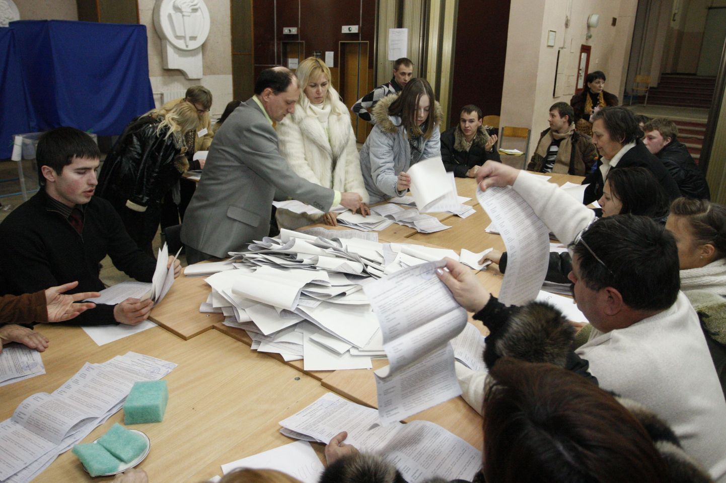 Подсчет голосов на одном из избирательных участков.