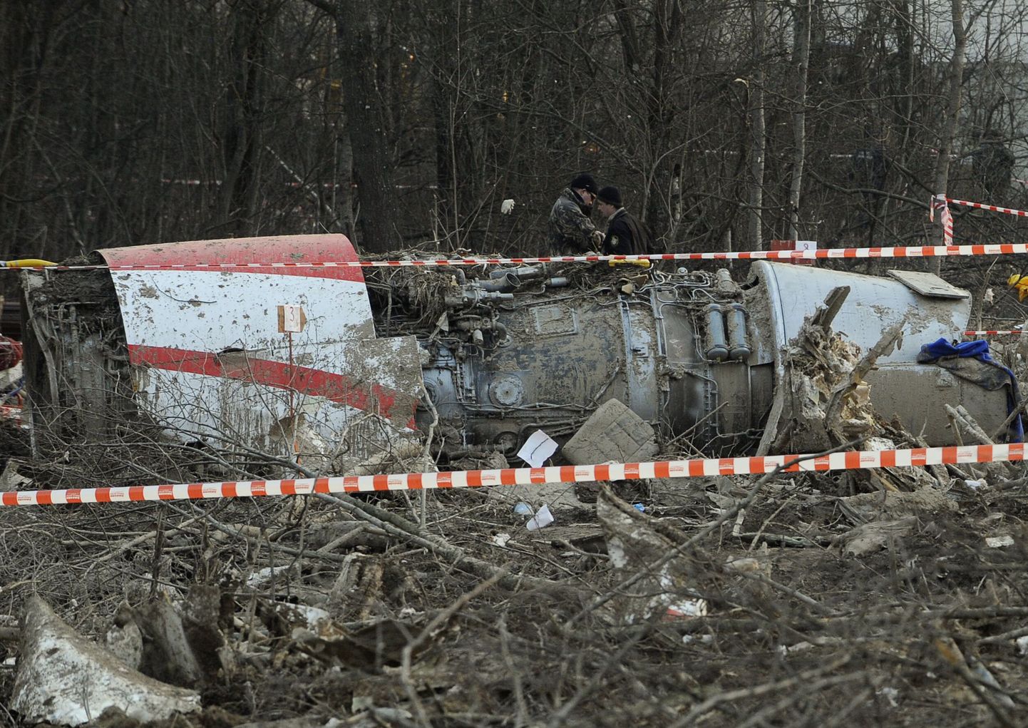 Vene uurijad 11. aprillil Poola presidendi lennuki hukupaigas.
