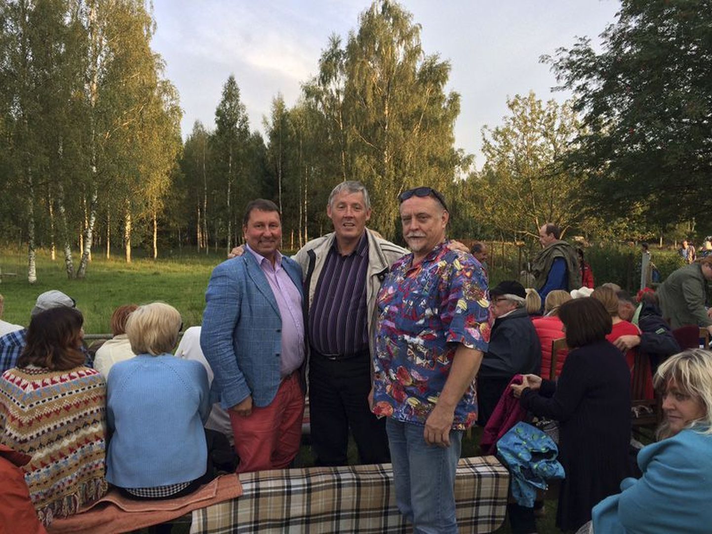 Külateatrit suutsid kolm vallajuhti – Leo Aadel (vasakult), Erich Petrovits ja Annes Naan – vaadata suvel sõbralikus õhkkonnas, kuid ühinemise tingimusi arutades haigutab nende arusaamade vahel suur kuristik.