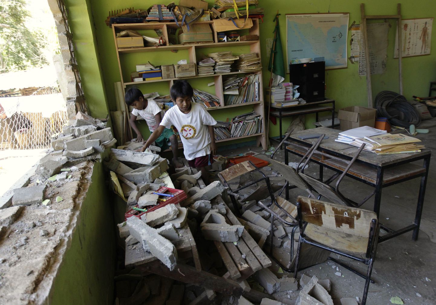 Lapsed Guerrero osariigis Paso Cuaulote külas, kus maavärin kahjustas kohalikku koolimaja.