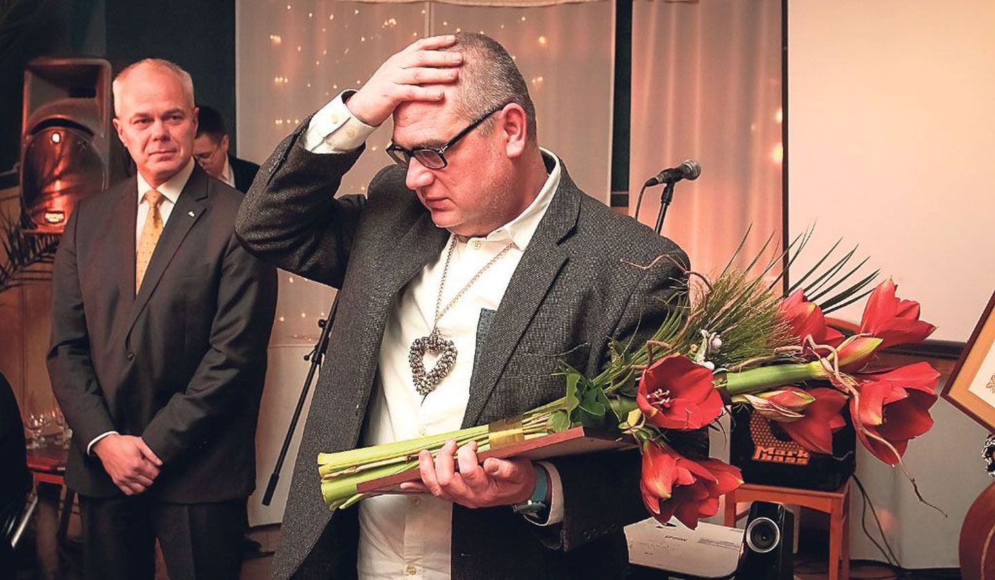 Loomingupreemia võttis Pärnu linnapealt Toomas Kivimägilt (vasakul) vastu kunstnik Andrus Joonas (paremal). Korraldajapreemia pälvinud Al Paldrok saatis pärnakaile videotervituse.