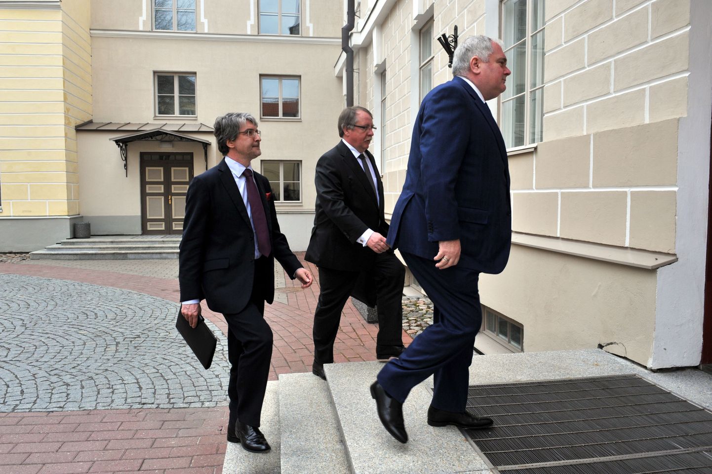 Nord Streami delegatsioon peadirektor Matthias Warninguga (esiplaanil) eesotsas peaminister Andrus Ansipi juurde suundumas.