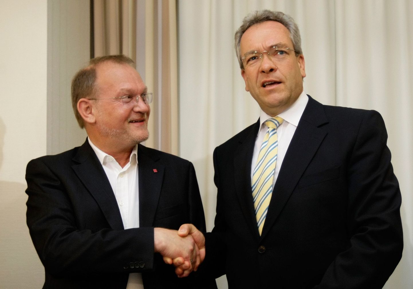 Lufthansa esindaja Stefan Lauer (paremal) ja Verdi läbirääkija kõnelustel Erhard Ott surusid pärast kokkuleppe saavutamist kätt.