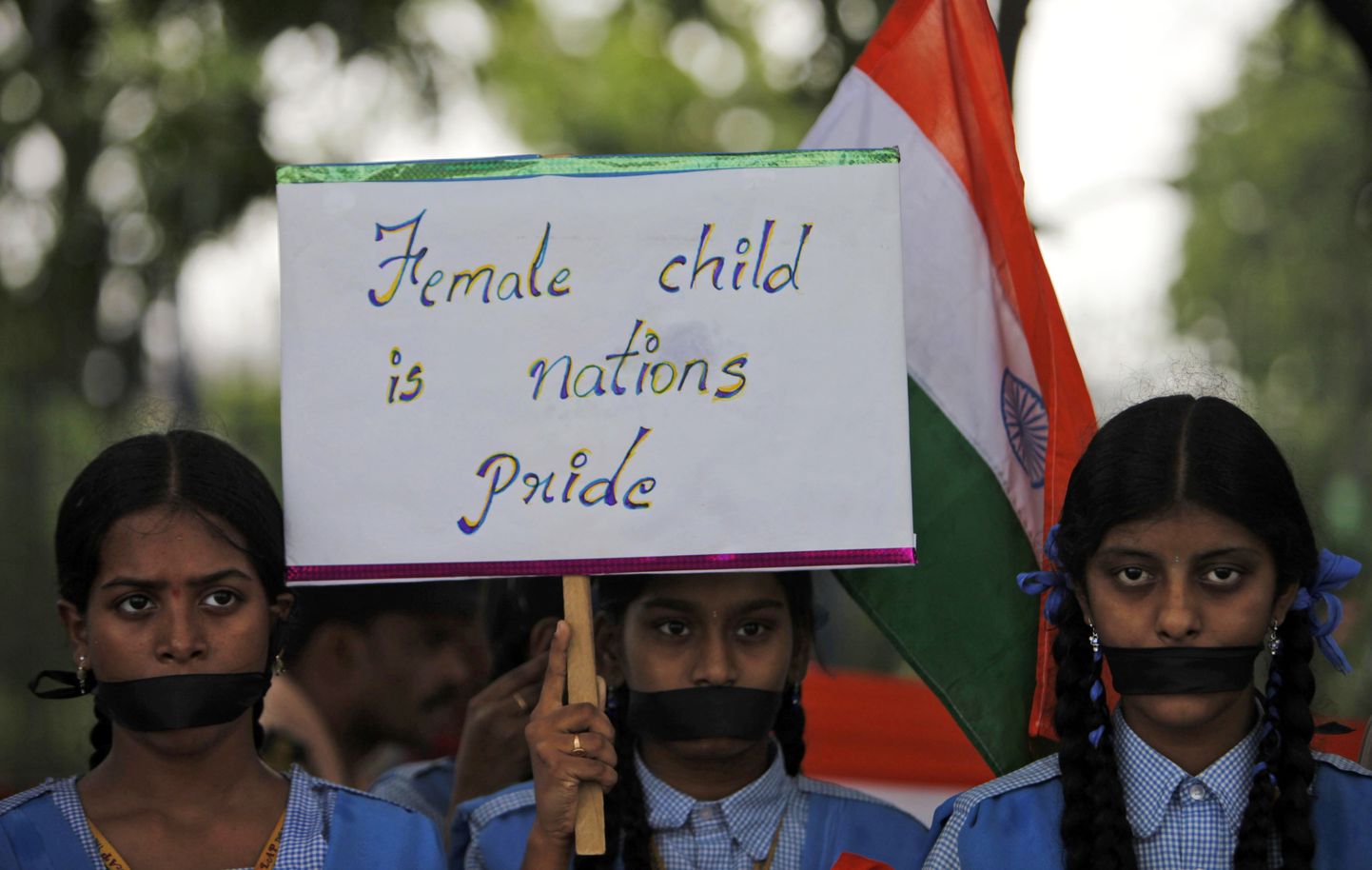 India koolitüdrukud eilsel vaikival protestiaktsioonil loosungiga «Naissoost laps on rahvuslik uhkus».