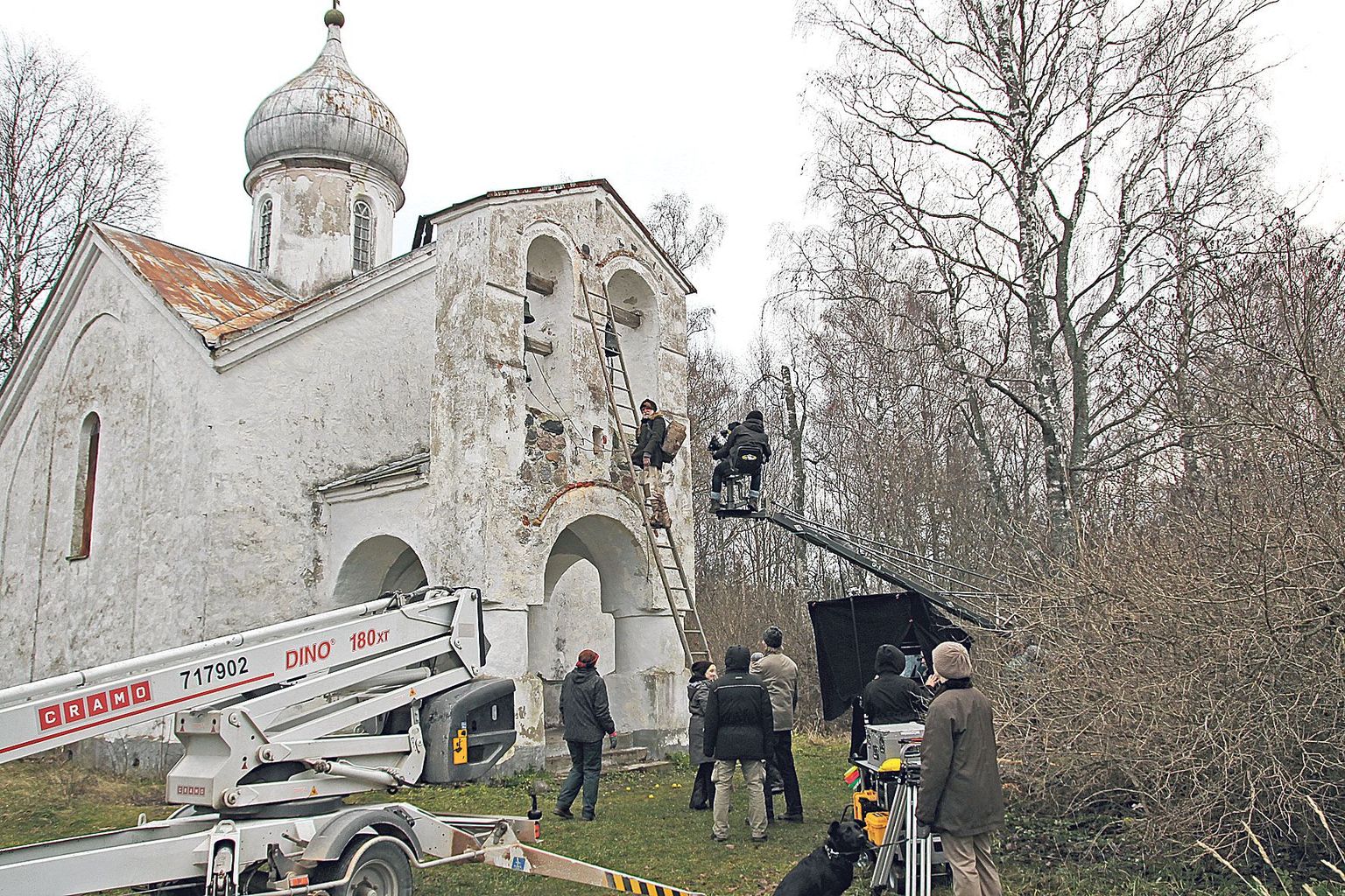 Piirissaarele sõitis võttegrupp filmima ühtainust stseeni. Selleks pidi näitleja Peeter Jakobi ronima mööda redelit kirikutorni ja helistama kella.