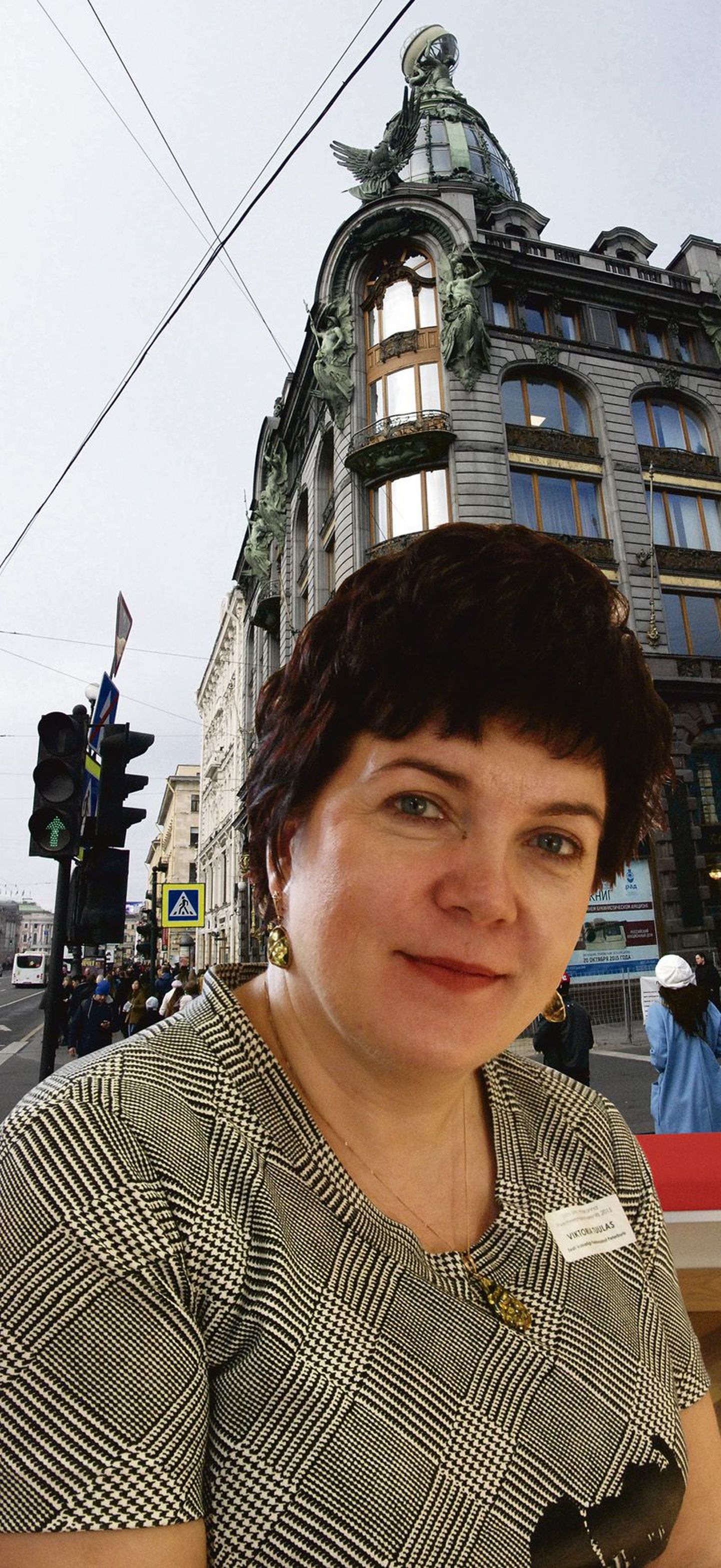 Viktoria Tuulas on 20aastase staažiga diplomaat. Alates 1. augustist 2013 on ta olnud Eesti vabariigi peakonsul Peterburis. Tema töökoht on Peterburi kesklinnas, Bolšaja Monetnaja 14.