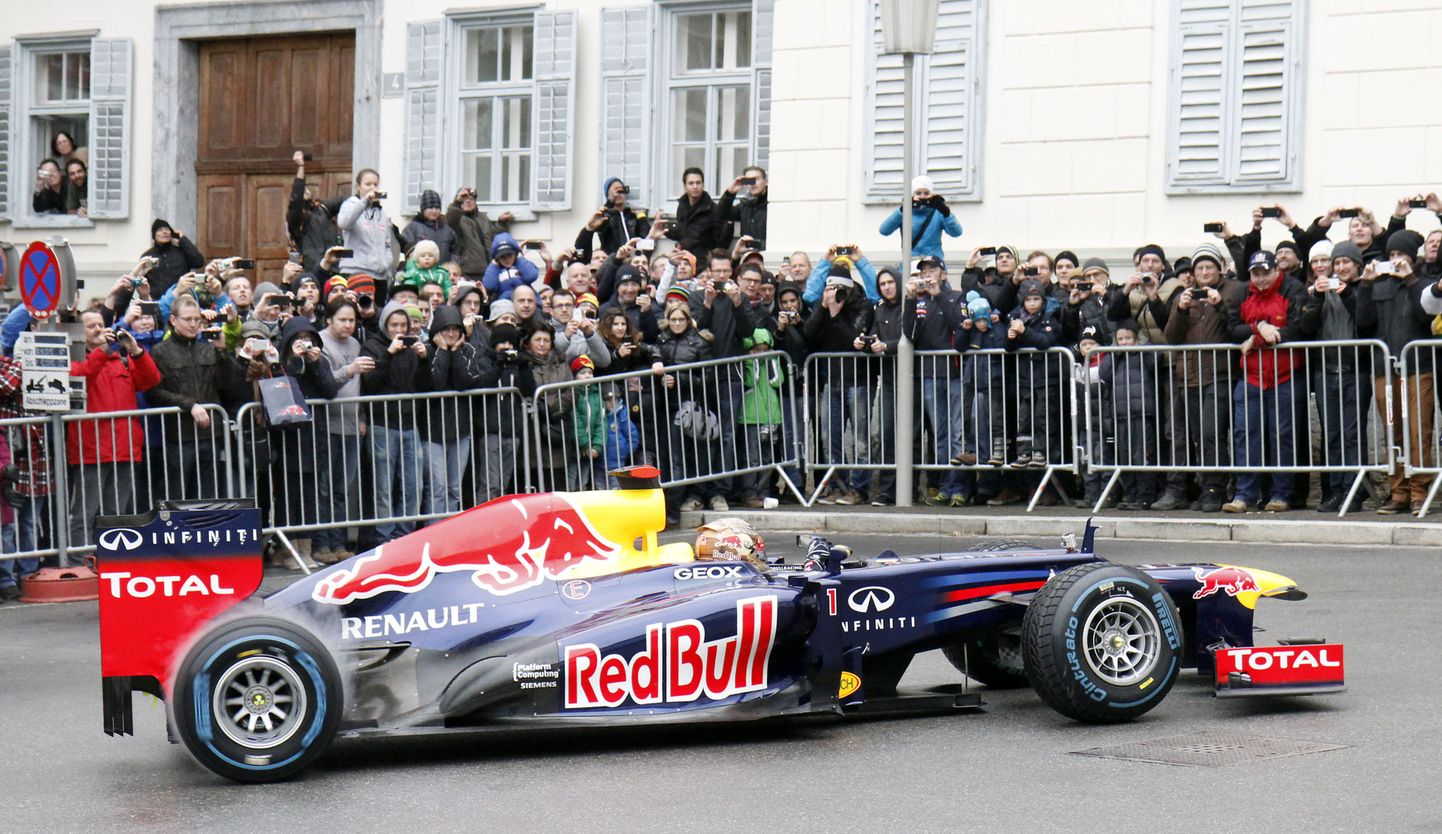 Kolmandat aastat järjest maailmameistriks tulnud Sebastian Vettel sõitis detsembri esimesel päeval oma Red Bulliga Austria linna Grazi tänavatel, võib juhtuda, et järgmisel hooajal saab ta Austrias MM-etapil sõita.