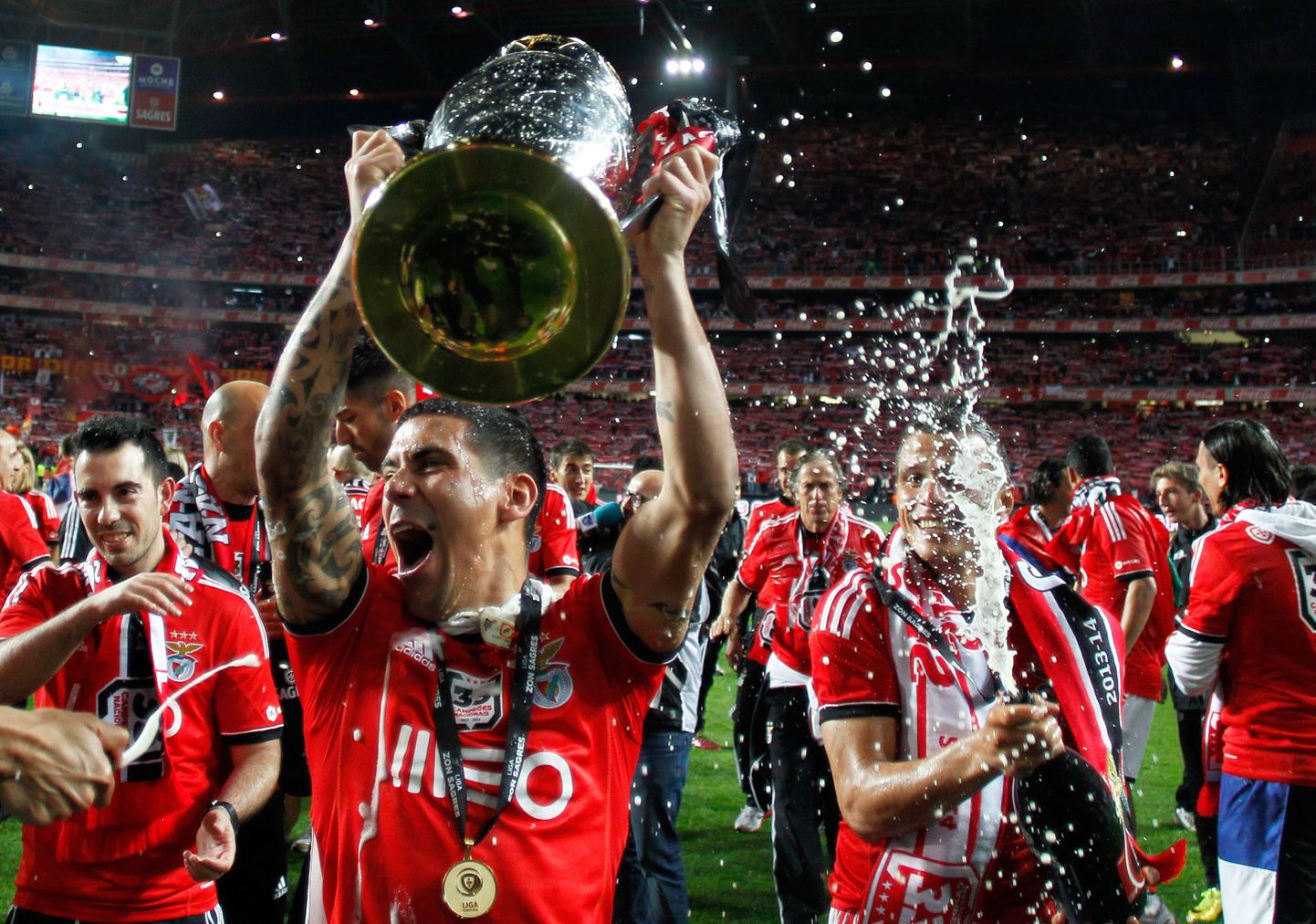 Lissaboni Benfica mängijad meistritiitlit tähistamas.