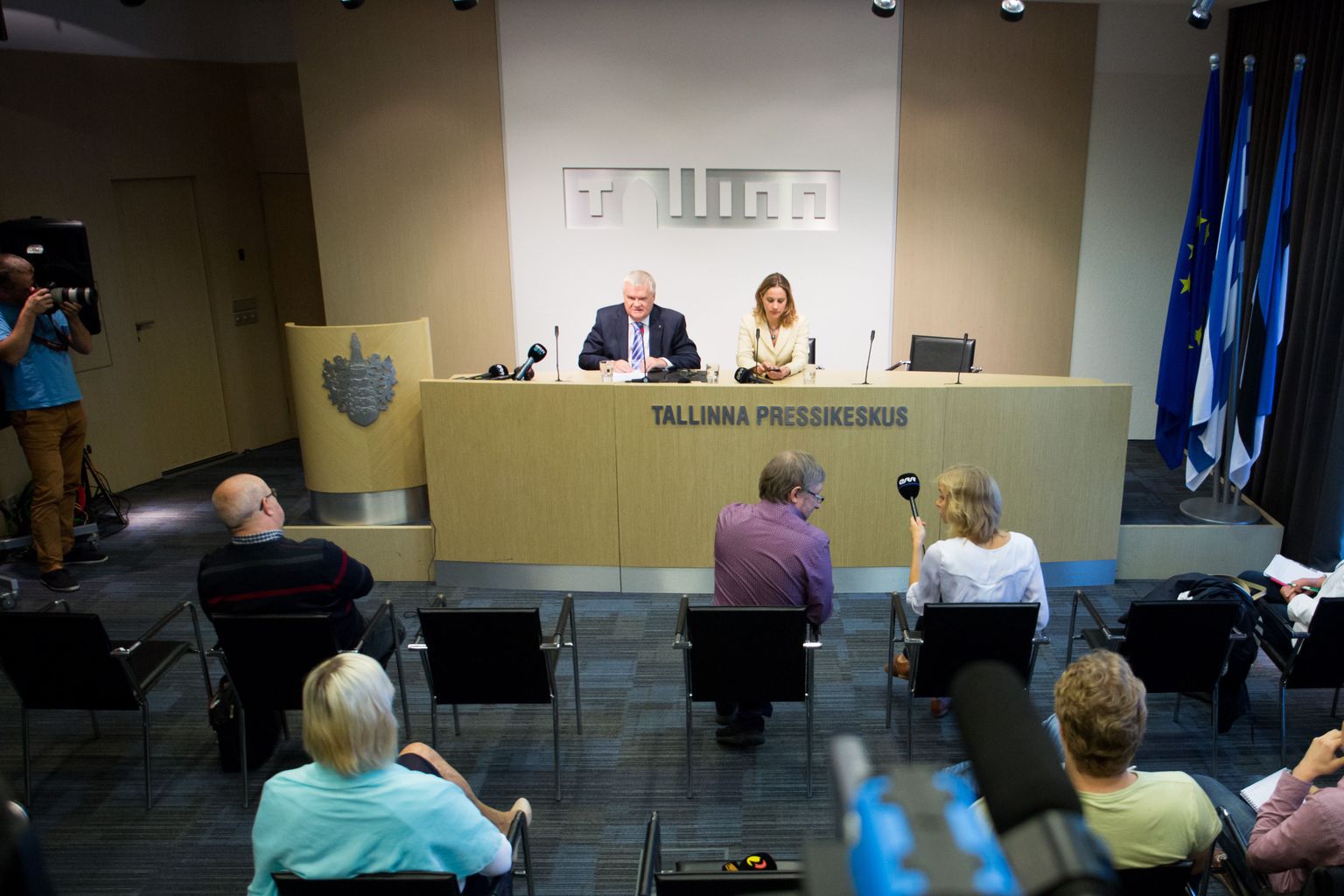 Edgar Savisaar ja tol hetkel veel Keskerakonna peasekretär Oudekki Loone pressikonverentsil.