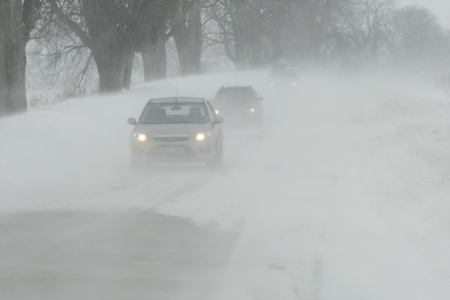 Lõuna-Eesti teed tuiskasid eile kiiresti lund täis.