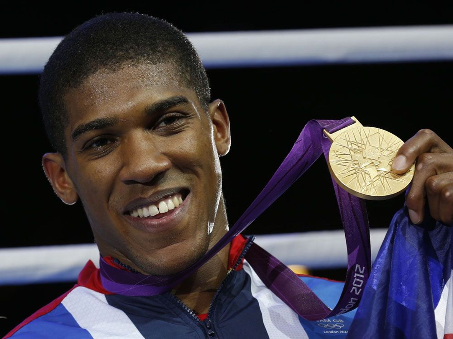 Anthony Joshua Londoni olümpiakullaga