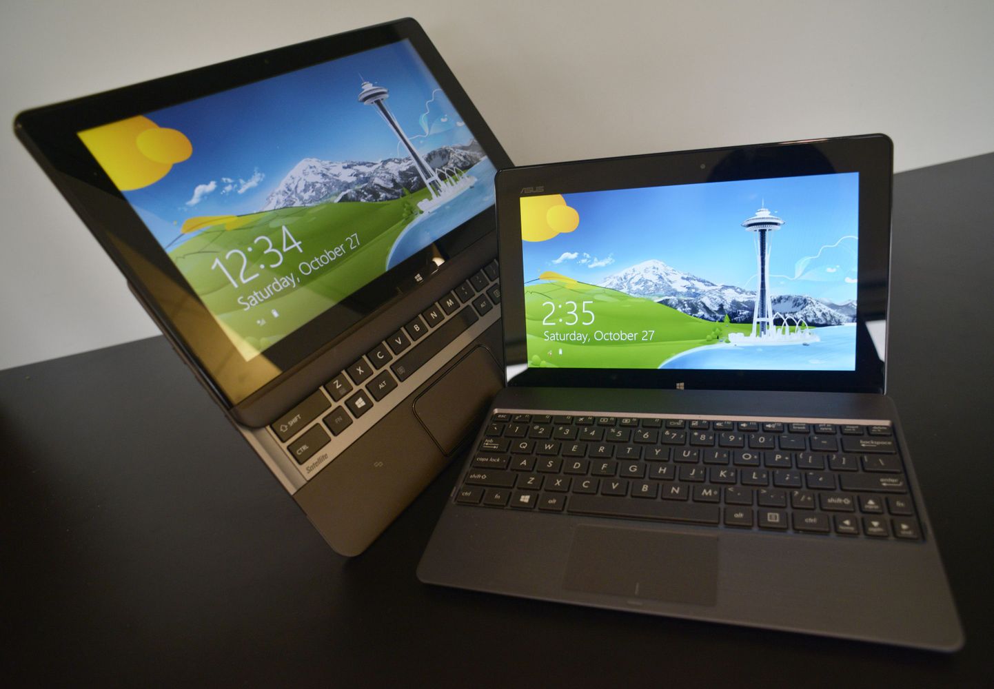 Toshiba U925t ja Asus Vivo Tab RT tahvelarvuti, mis on ühendatud sülearvutiga.