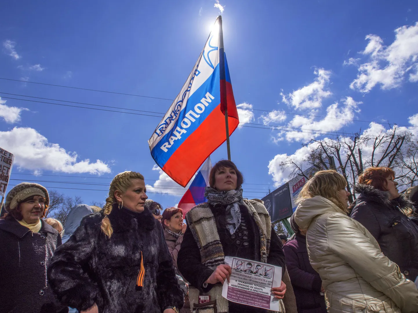 Eile ehk 5. aprillil lehvisid Ukraina julgeolekuteenistuse hoone juures Luganskis Vene lipud, kuid meeleolu oli rahulik.