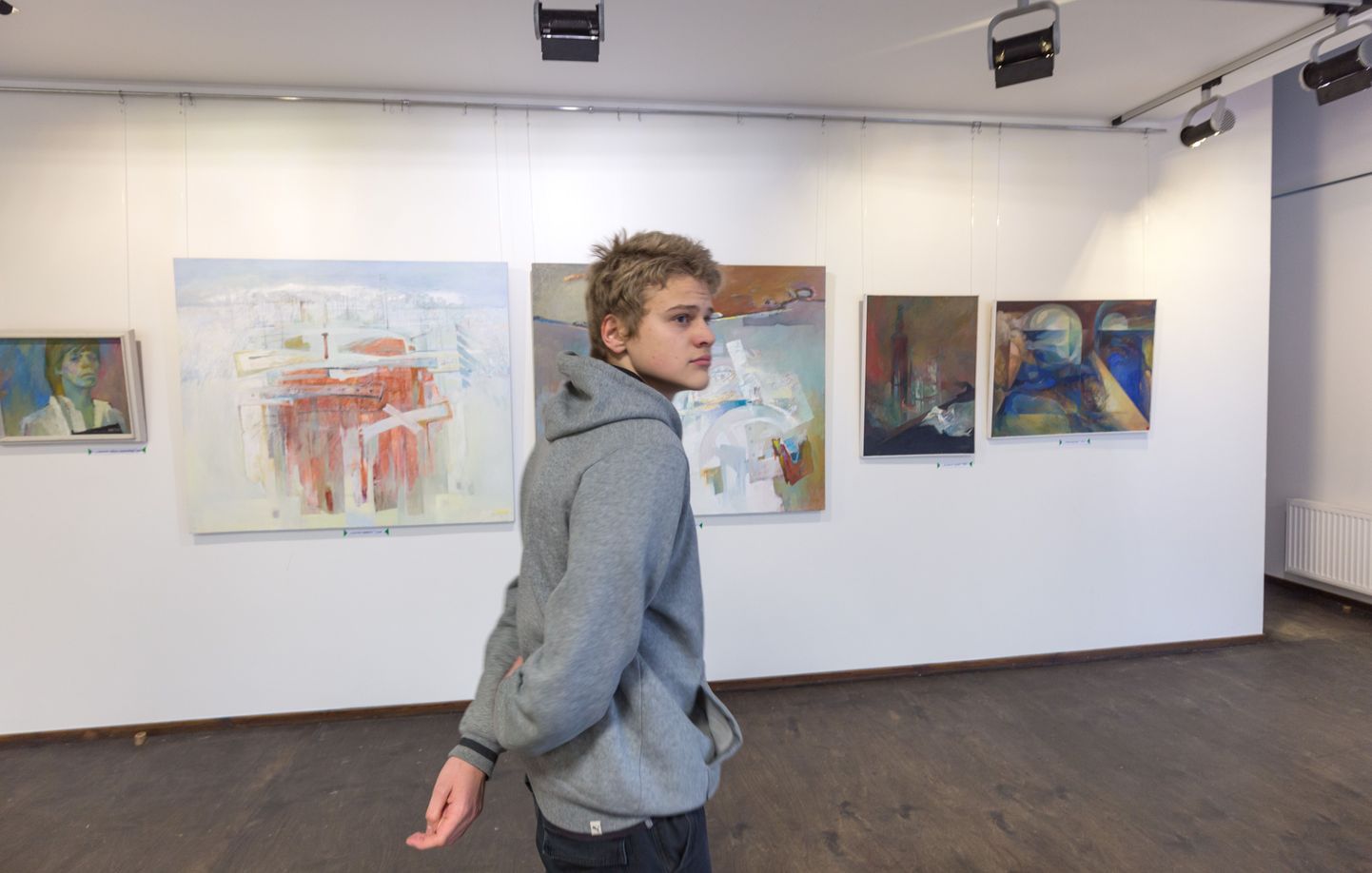 Linnagaleriis Tartu maalikunstniku Helle Vahersalu tööde näitus.