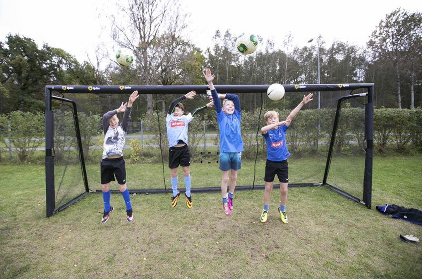 Vinni perekodu noored on juba kuu aega uusi jalgpalliväravaid testida saanud.