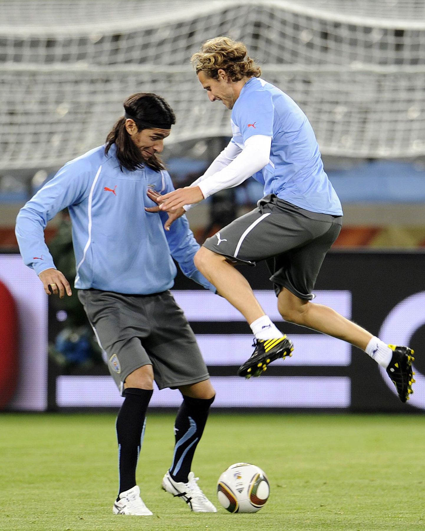Диего Форлан (справа) во время тренировки сборной Уругвая.