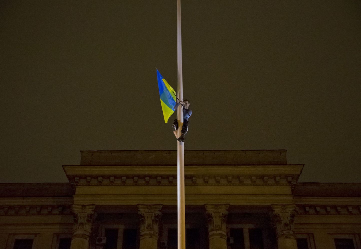 Ukraina ühtuse toetajad panid Odessas Ukraina lipu poolde masti.