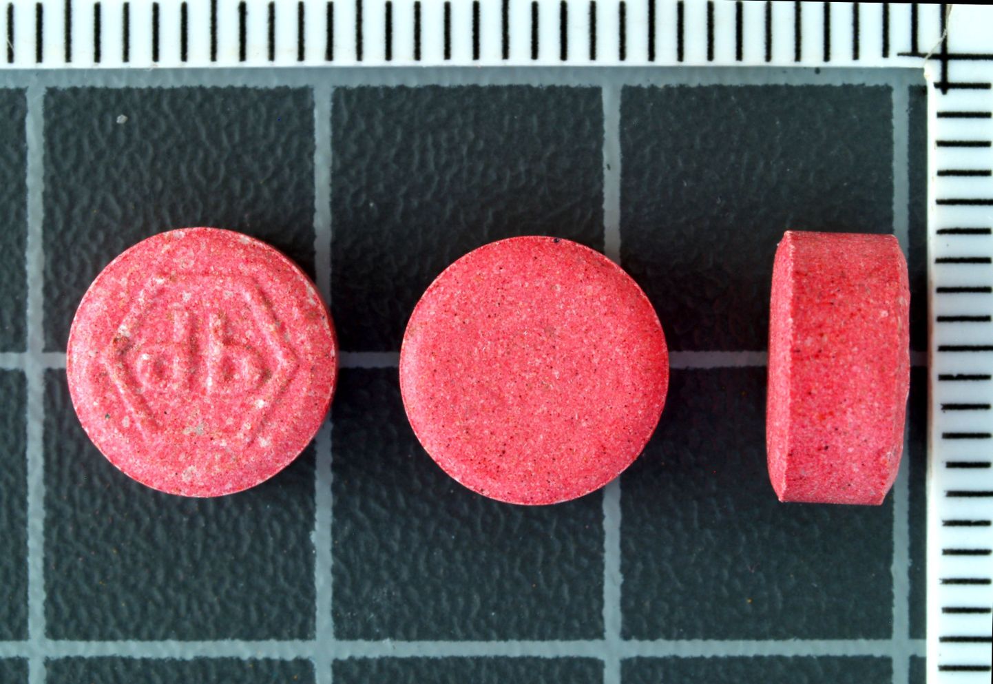 Tablette on olnud erinevat värvi ja neid on ilmnenud mitmes kohas Eestis. Värvuselt on neid nii punaseid kui ka siniseid. Osa tablette sisaldavad narkootilist ainet MDMA, aga osa hoopis keemiatööstuse jääkprodukte.