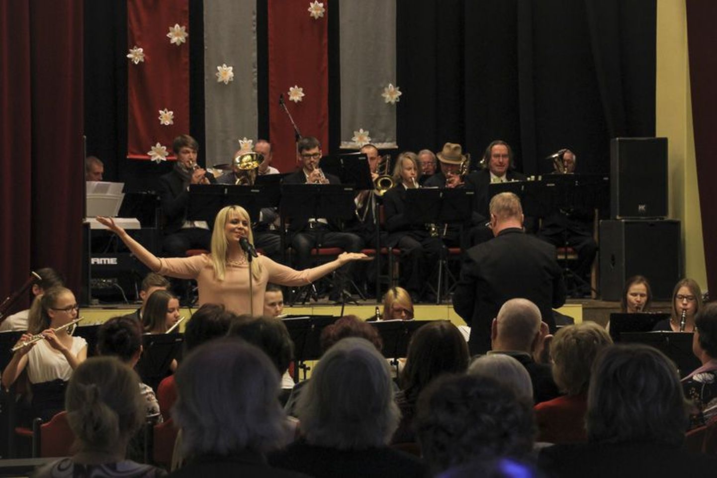 Linnaorkestriga esines emadepäevakontserdil solistina Nele-Liis Vaiksoo.