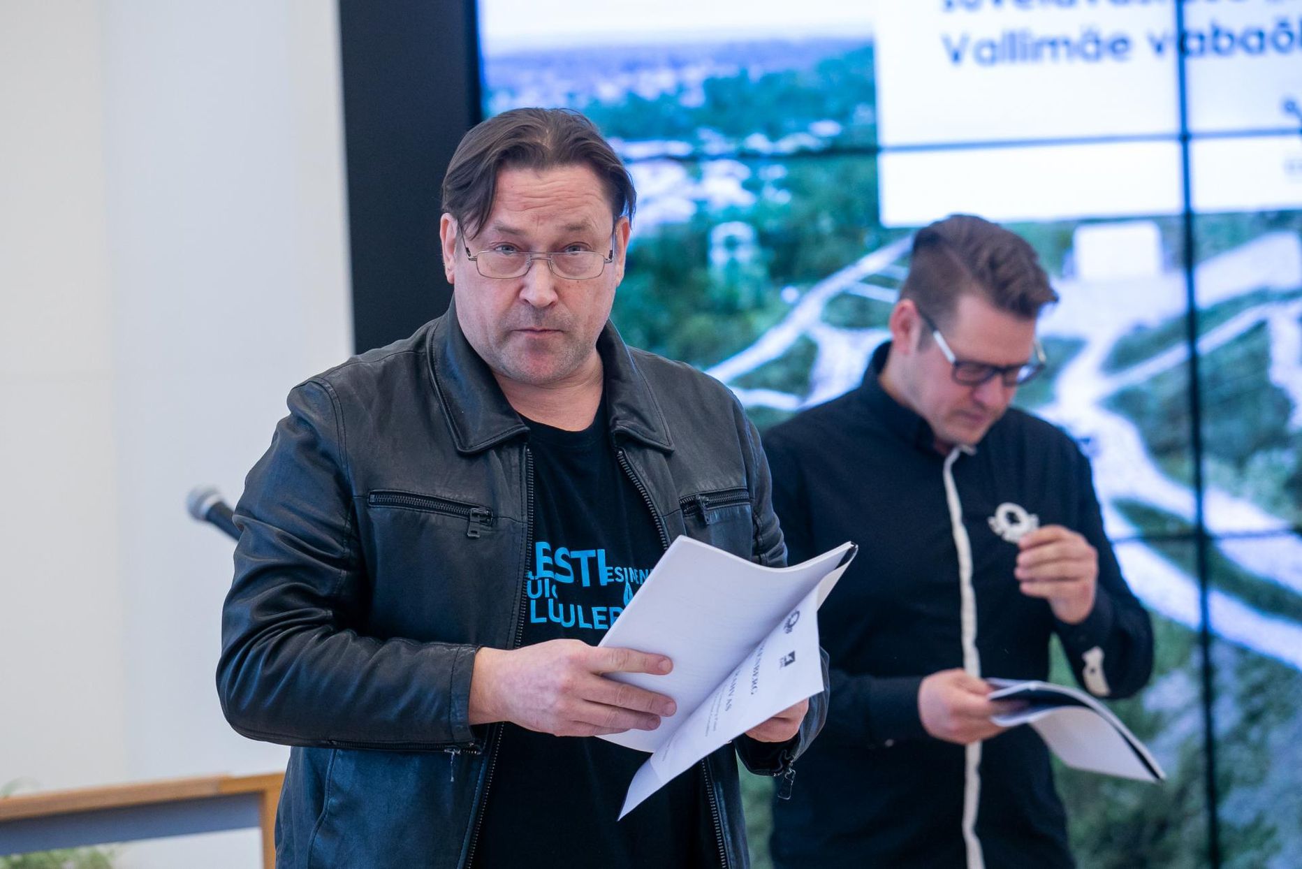 Näidendi lavastajal Üllar Saaremäel (esiplaanil) on hea meel, et Schenkenbergi lavalugu viimaks Rakveres teoks saab.