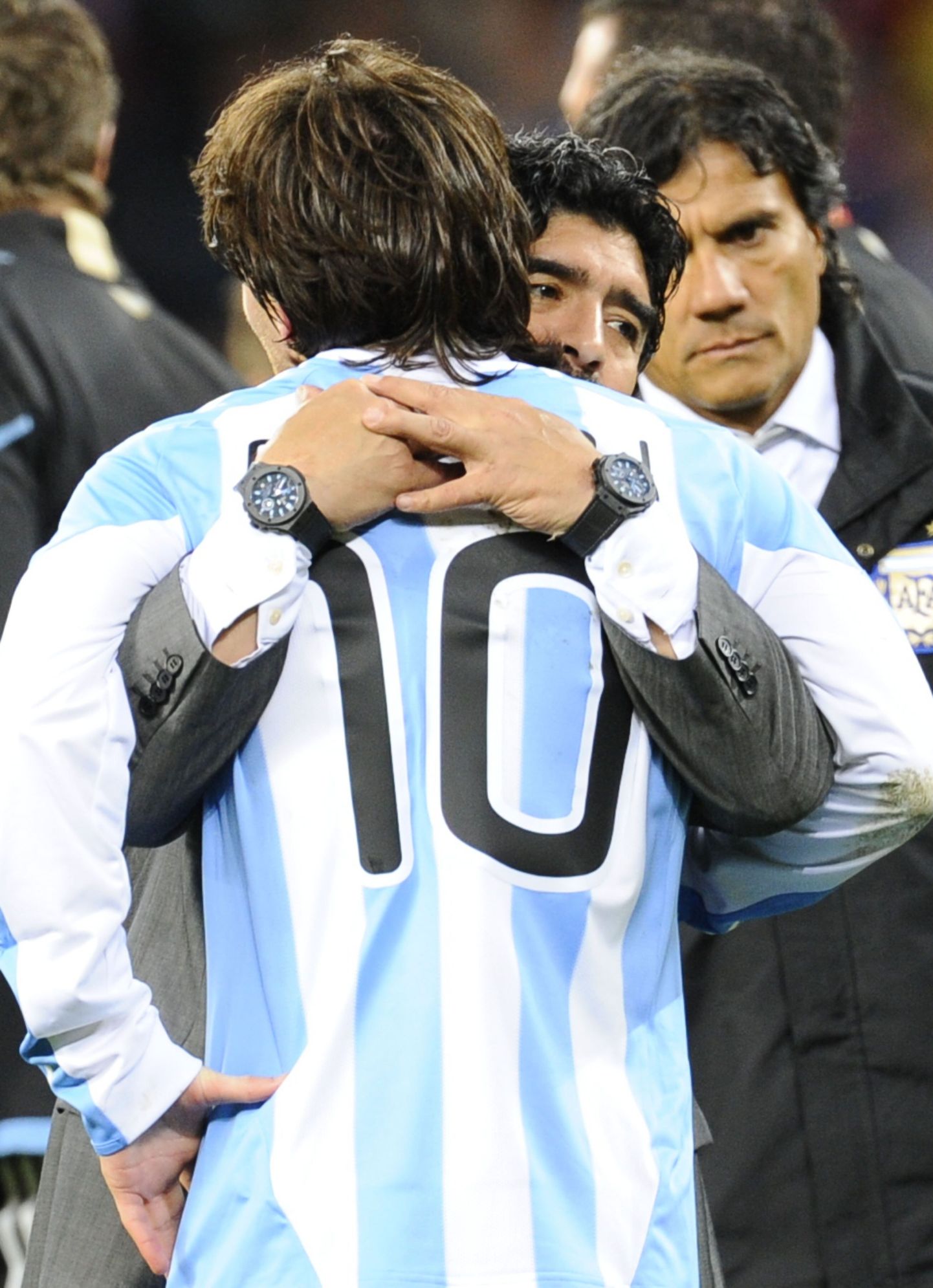 Диего Марадона утешает Лионеля Месси после матча с Германией.