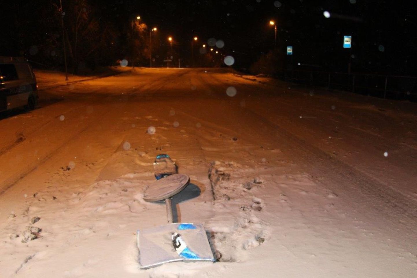 Ööl vastu 7. novembrit põrutas auto Elvas Arbimäe bussipeatuse juures otsa ohutussaarel asunud liiklusmärgile.