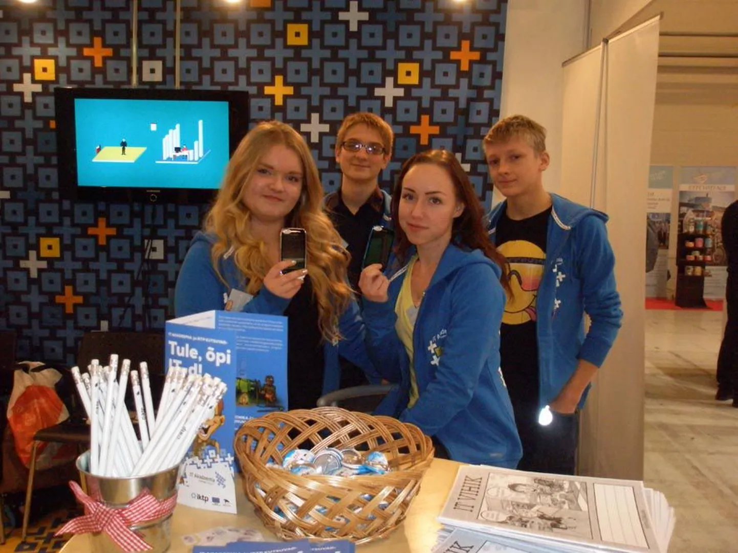 Järva-Jaani NutiLabori liikmed Eva Maria Soodla (vasakul), Sken Selge, Dianne Aalde ja Marten Vaas näitasid «Teeviidal», et IT abil saab suuri asju teha ka väikses maakohas.