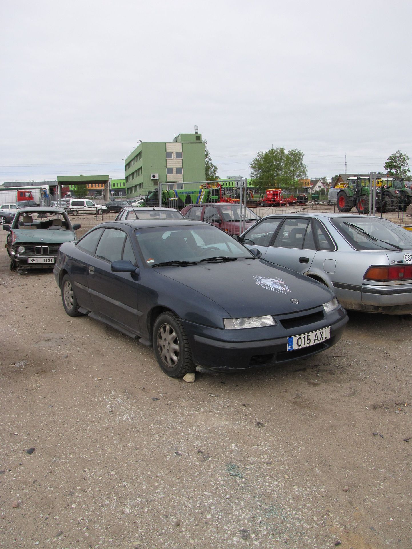 Tiit Ambosele kuuluv Opel Calibra laupäeva hommikul tasulises parklas.