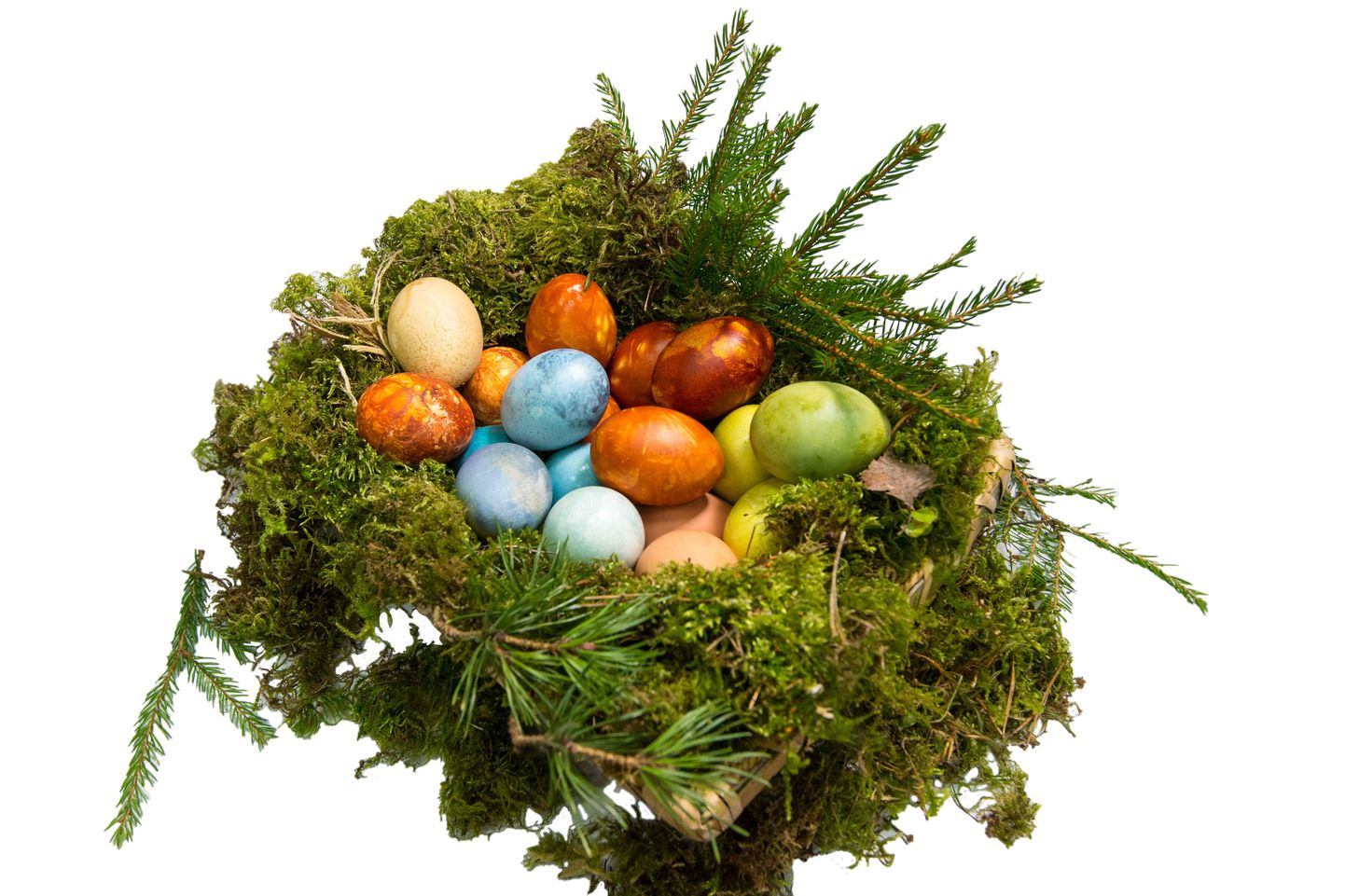 Valgamaalase töötajate värvitud munad moodustasid korvis kireva koosluse.