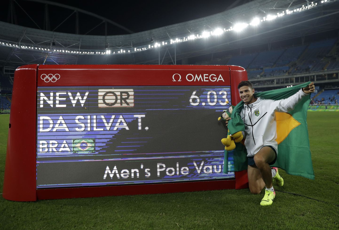 Thiago Da Silva poseerimas uut olümpiarekordit tähistava tabloo kõrval rahvuslipuga olümpiavõitu.